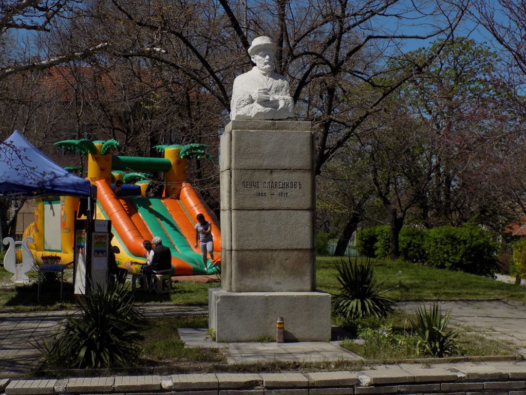 Паметникът на Пенчо Славейков в центъра на Белащица (съвременен вид)