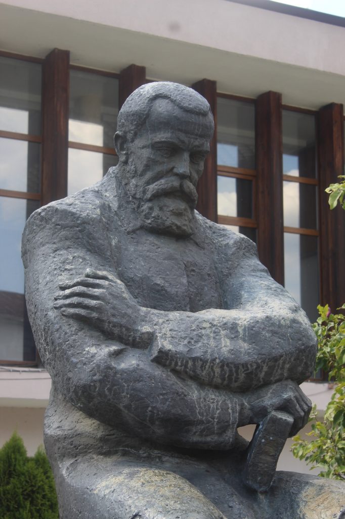Паметник на Пенчо Славейков (скулптор И. Илиев, 1975), детайл
