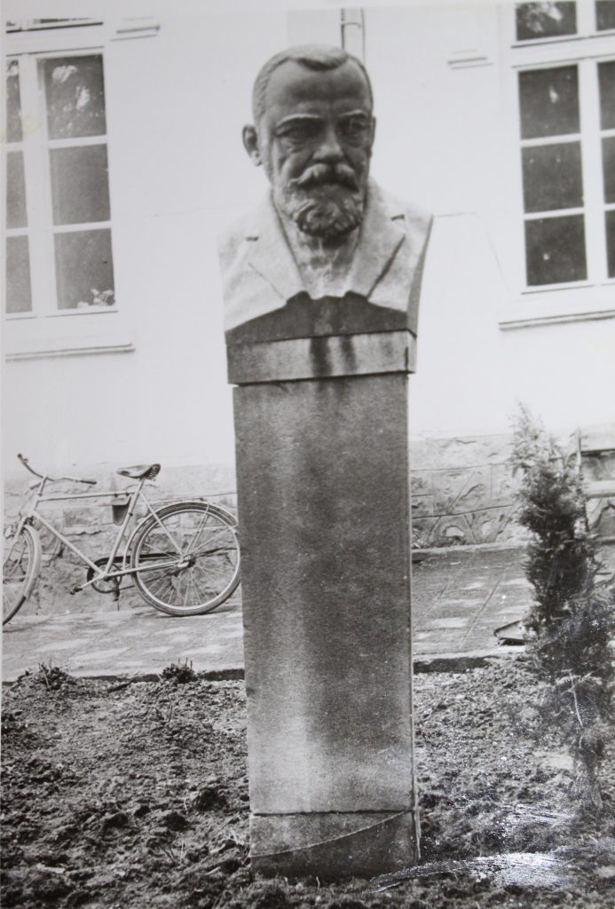 Бюст на Пенчо Славейков (скулптор А. Николов, 1938), архивна снимка