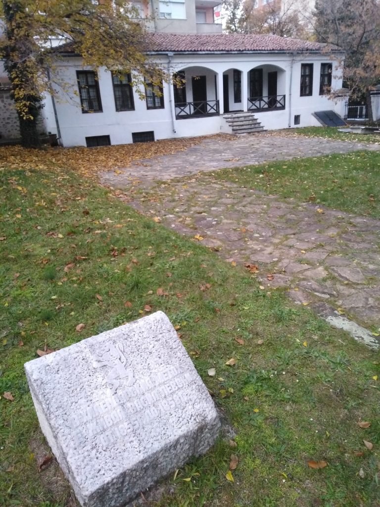 Възстановеният Хилендарски метох в двора на "Св. Димитър". Паметната плоча напомня, че в него от 1855 до 1858 г. е живял Васил Левски.