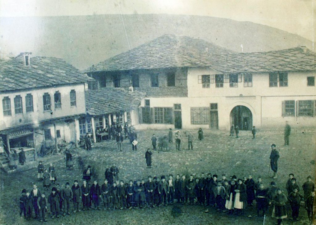 Площадът и школото (вдясно) в края на XIX в. (архивна снимка)